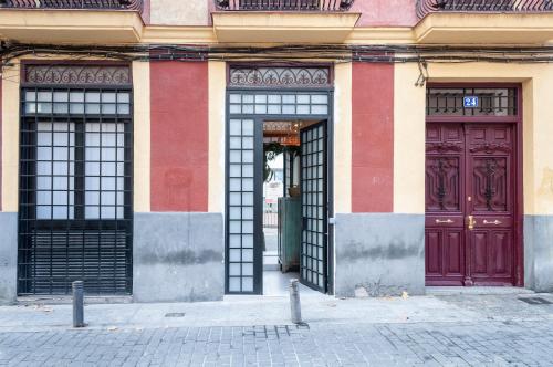 duas portas do lado de um edifício em Cosy Apartment in the heart of Barrio de las Letras em Madri