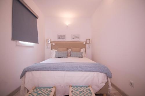 a bedroom with a large bed in a room at Gardina Toledo in Toledo