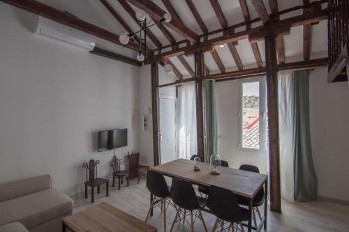 a living room with a wooden table and chairs at Gardina Toledo in Toledo