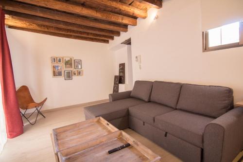 a living room with a couch and a table at Gardina Toledo in Toledo