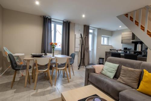 un salon avec un canapé et une table dans l'établissement Gîtes à côté de Chambord, Blois, Cheverny, à Saint-Claude-de-Diray