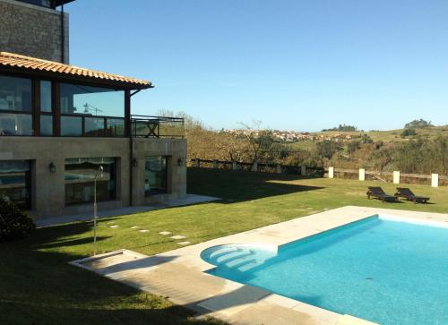 Piscina a Hotel Villadesella o a prop