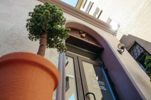una ventana de un edificio con un árbol encima en 7 Boutique Hotel, en Öskemen