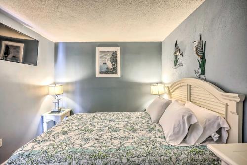 una camera con un letto e due lampade a muro di Myrtle Beach Condo, 1 Block to Ocean Shore! a Myrtle Beach