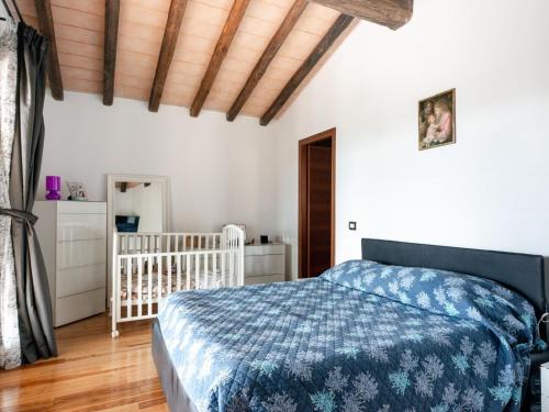 een slaapkamer met een bed en een wieg bij Comfortable Villa in Roma with Garden and Barbecue in Rome