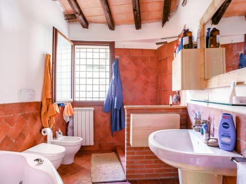 Koupelna v ubytování Comfortable Villa in Roma with Garden and Barbecue