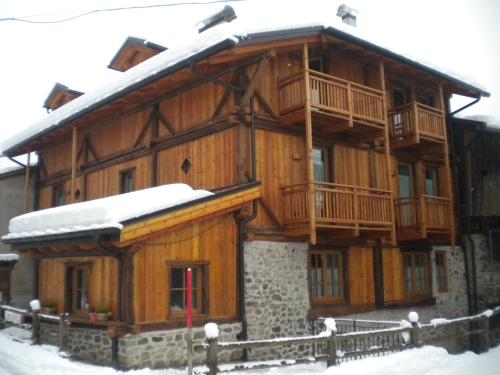 Una gran casa de madera con nieve. en Alle Meridiane, en Monclassico