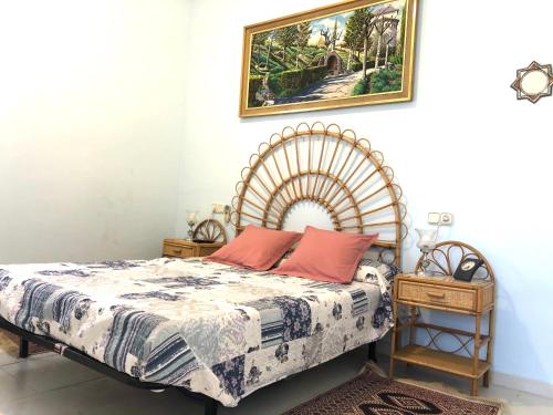 - une chambre avec un lit et une photo sur le mur dans l'établissement NAUTICA 10 - Apartamento terraza con vistas al mar - aire acondicionado - cerca puerto, playa y centro, à Roses