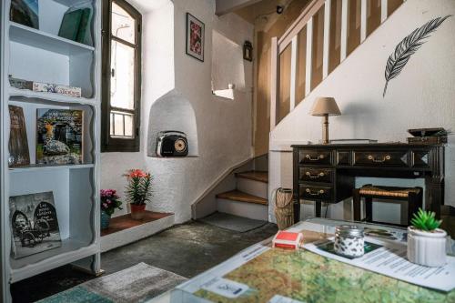 un salon avec une table et une cheminée dans l'établissement La Maison Huguétoune, à Nant