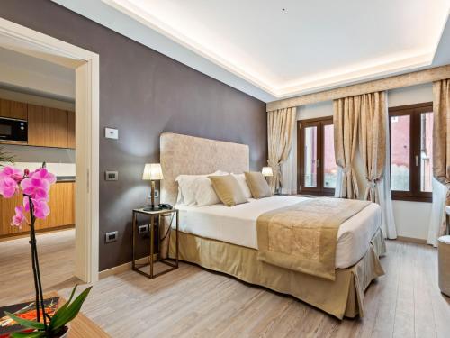 a bedroom with a king sized bed in a room at Brand new boutique apartment in the heart of Venice in Venice