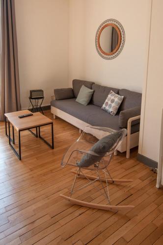 un salon avec un canapé et une table dans l'établissement Bel appartement Tours Centre 2 chambres, 6 pers 