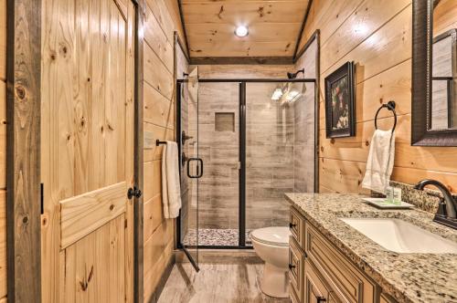 Bathroom sa Modern Gatlinburg Cabin with Hot Tub, Game Room