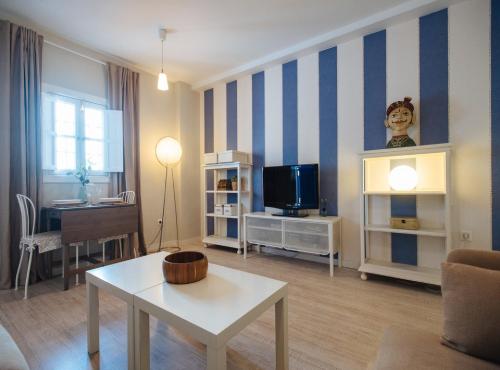 Televízia a/alebo spoločenská miestnosť v ubytovaní RentalSevilla Vidrio I