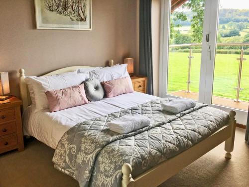Ένα ή περισσότερα κρεβάτια σε δωμάτιο στο Blackdown Views - New 6 Bedroom Eco House