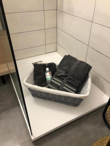 - un panier avec des serviettes et une bouteille sur une étagère dans l'établissement Superbe vue mer à Sainte Maxime T2 Climatisé, à Sainte-Maxime