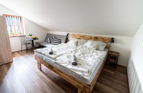 a bedroom with a bed with a wooden headboard at Chata u Cecila in Loučná nad Desnou