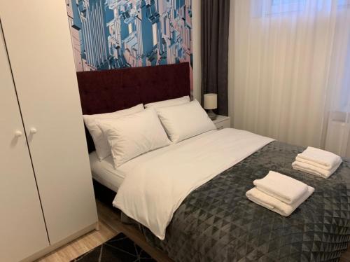 1 dormitorio con 1 cama con 2 toallas en Happy M&S, en Šabac