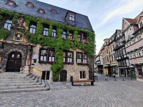 um edifício com hera a crescer ao lado dele em Quedlinburg Marktplatz-Suites em Quedlinburg