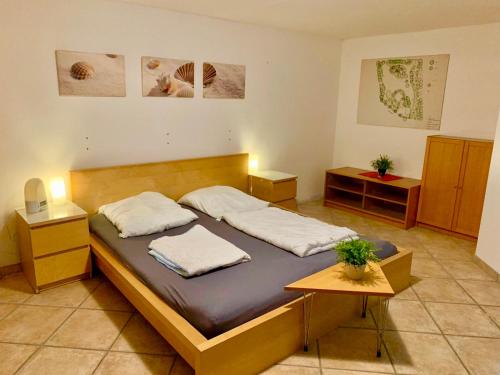 1 dormitorio con 2 camas y 2 mesitas de noche en Ferienwohnung Haus am See, en Ewighausen
