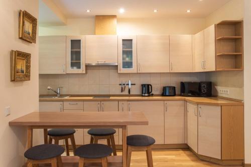 Ett kök eller pentry på Family-friendly 2 rooms apartment with view to a forest
