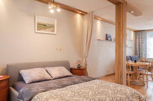 1 dormitorio con 1 cama y comedor en Cozy one room apartment with yard, en Juodkrantė