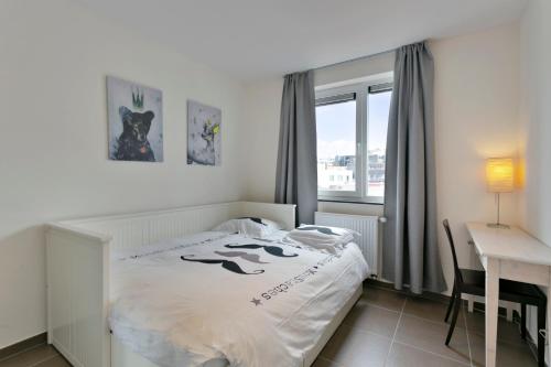 Lichtrijk appartement Oostende tesisinde bir odada yatak veya yataklar