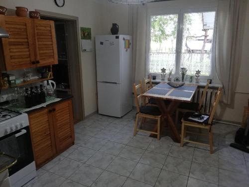 Agroturystyka "Leśne Zacisze na Podlasiu"にあるキッチンまたは簡易キッチン