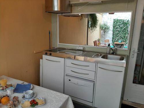 una pequeña cocina con fregadero y encimera en Juttershoek, en Kampen