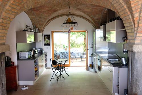 Kjøkken eller kjøkkenkrok på Ferienwohnung Toscana am Berzdorfer See