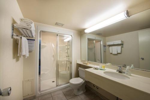 A bathroom at Victoria Inn Hotel & Convention Centre Brandon