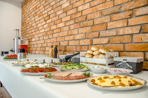 een tafel met veel borden eten erop bij Villa Chrobry in Mielno