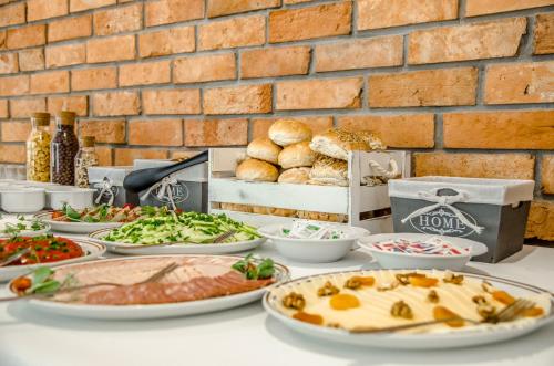 een tafel met veel borden eten erop bij Villa Chrobry in Mielno