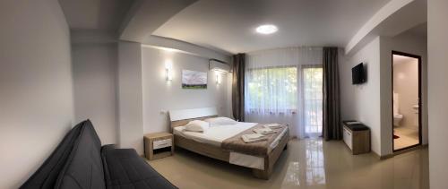 a bedroom with a bed and a large window at Casa Eden Jupiter in Jupiter