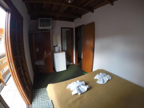 Tempat tidur dalam kamar di Pousada da Montanha