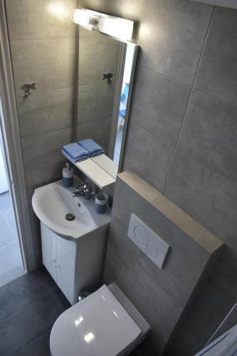 Ett badrum på Flisvos Apartments