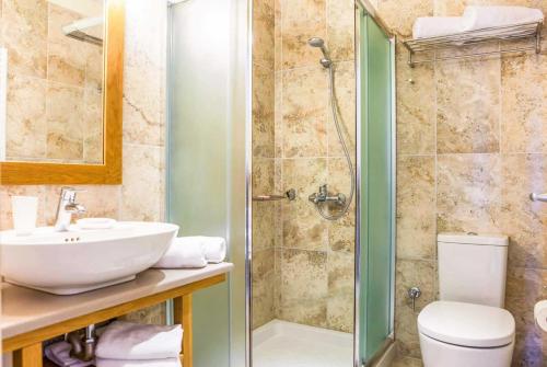 スヴォロナータにあるPolyxeniのバスルーム(トイレ、洗面台、シャワー付)