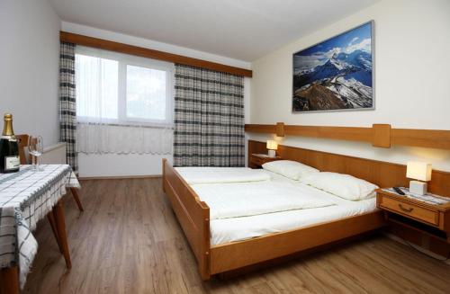 um quarto com 2 camas e uma janela em Dorfgasthof Hotel Staberhof em Kellerberg