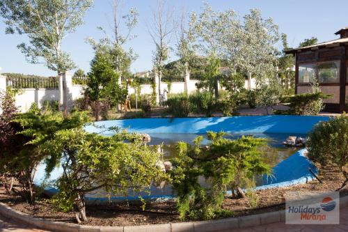 Πισίνα στο ή κοντά στο HOLIDAYS MIRANA