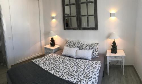 una camera da letto con un letto e uno specchio a parete di Romantic Casa Blanca a Costa Teguise