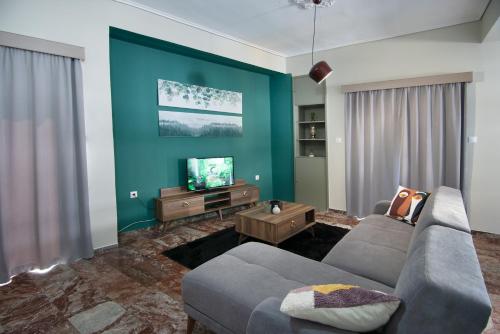Emerald 110m2 entire floor apt steps to city’s heart