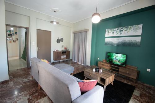 Emerald 110m2 entire floor apt steps to city’s heart