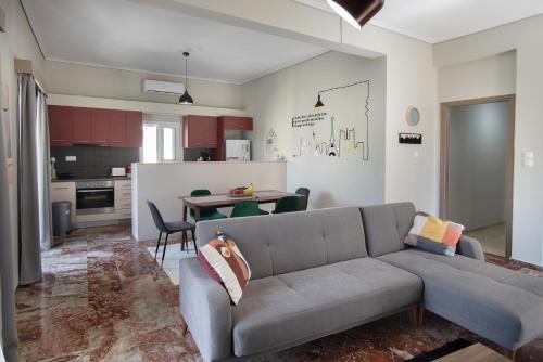 Emerald 110m2 entire floor apt steps to city’s heart