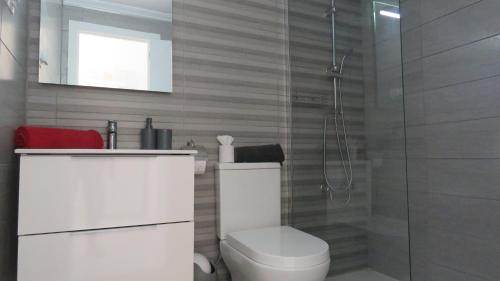 維拉馬丁的住宿－Lomas De Golf，浴室配有白色卫生间和淋浴。