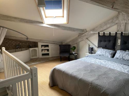 een slaapkamer met een bed en een bad bij Appartement cosy et moderne, proche Cité des Papes in Avignon