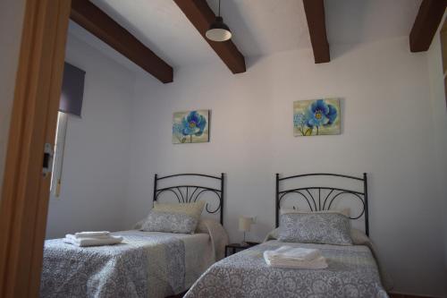 dos camas sentadas una al lado de la otra en una habitación en BAMBÚ · Casa rural en Vejer con piscina privada, en Vejer de la Frontera
