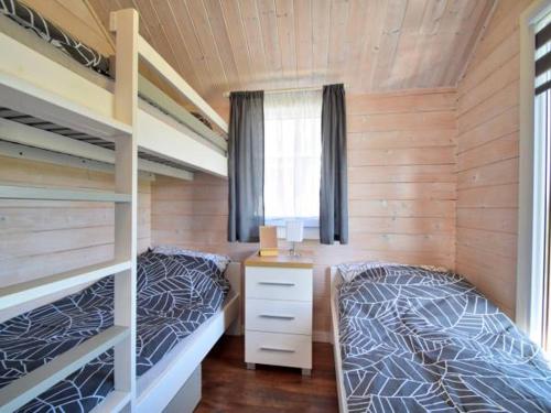 A bed or beds in a room at Domki Letniskowe Do-Iwi