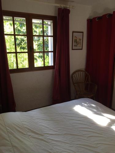 une chambre avec un lit blanc et une fenêtre dans l'établissement Rez-de Villa Piscine, à Cavalaire-sur-Mer