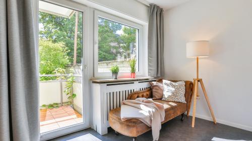 a living room with a chair and a window at Studio HIRSCH56 - Zentral-Ruhig-Terrasse-Netflix in Karlsruhe
