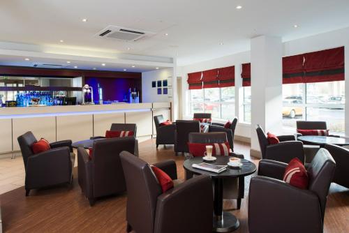 Lounge o bar area sa Holiday Inn Express - Glasgow Airport, an IHG Hotel