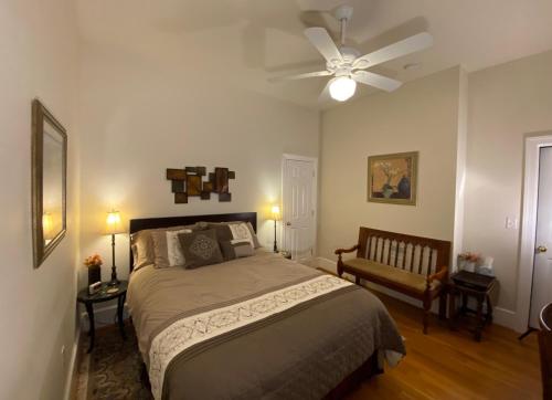 Un pat sau paturi într-o cameră la Loudoun Valley Manor B&B